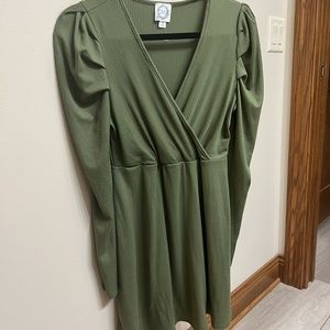 Green long sleeve v neck dress